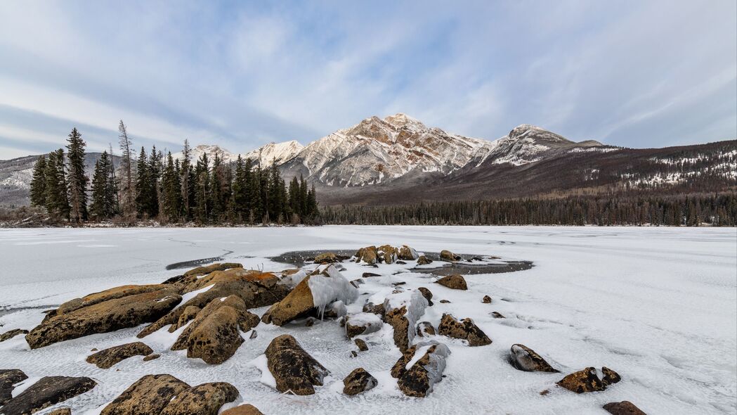 山景雪景湖石4K超高清壁纸，3840x2160精美风景图片下载