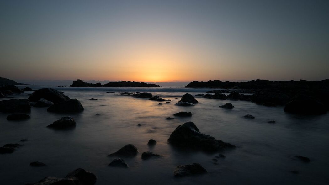 深色石头海景日落，4K高清壁纸，3840x2160超清下载