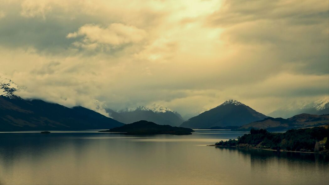 绝美山脉湖泊岛屿风光，高清4K云景壁纸，3840x2160分辨率，免费下载