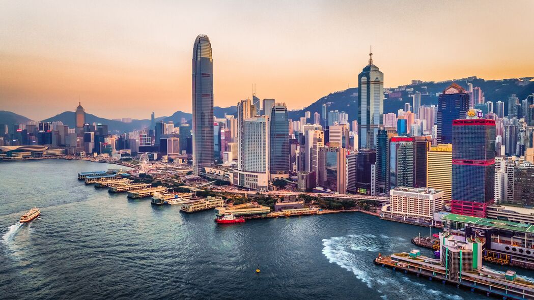 香港摩天大楼港口风光，船舶穿梭海洋，绝美4K壁纸3840x2160高清下载