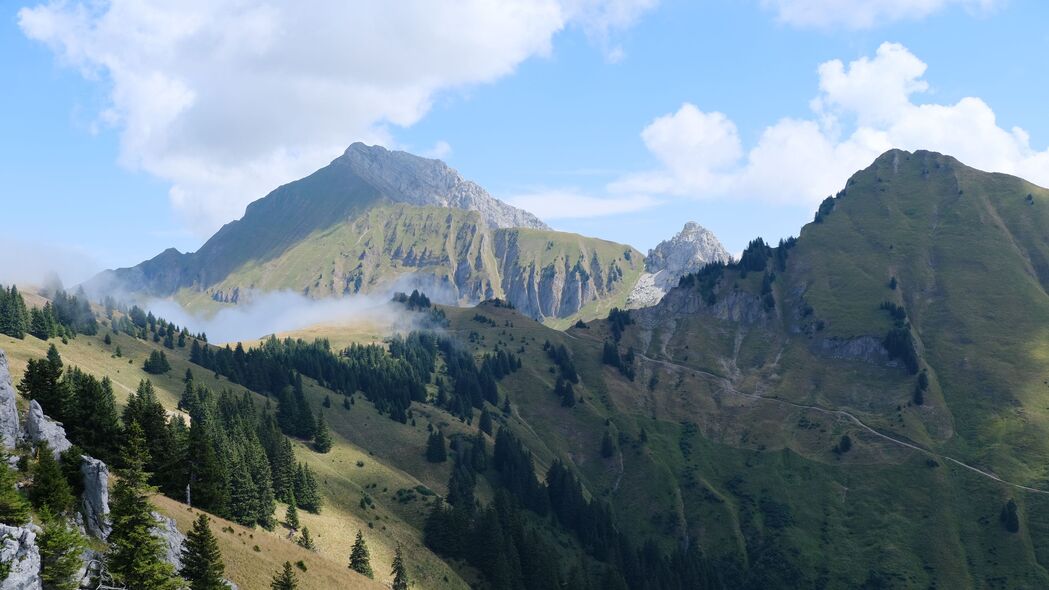 绝美山脉林木斜坡云景，4K超高清壁纸，3840x2160分辨率免费下载