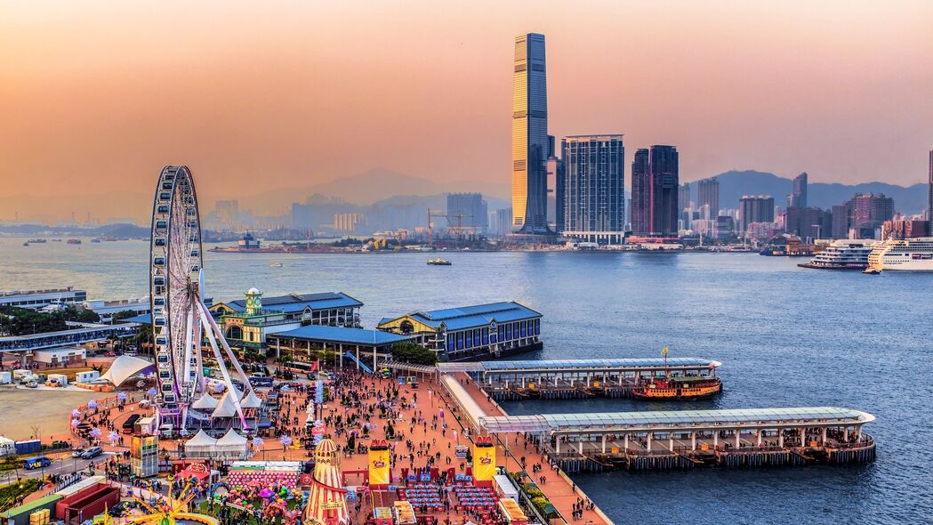 建筑奇观，摩天大楼与大海交相辉映，码头旋转木马成景点新宠！超高清4K壁纸下载