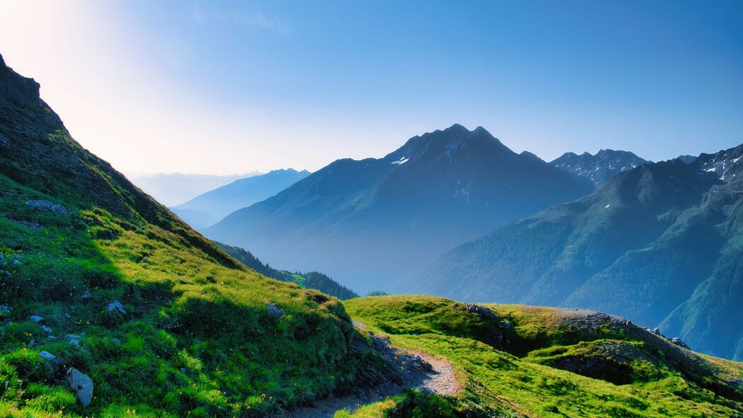 绝美山脉小径草地风光，高清4K壁纸，3840x2160分辨率，一键下载！