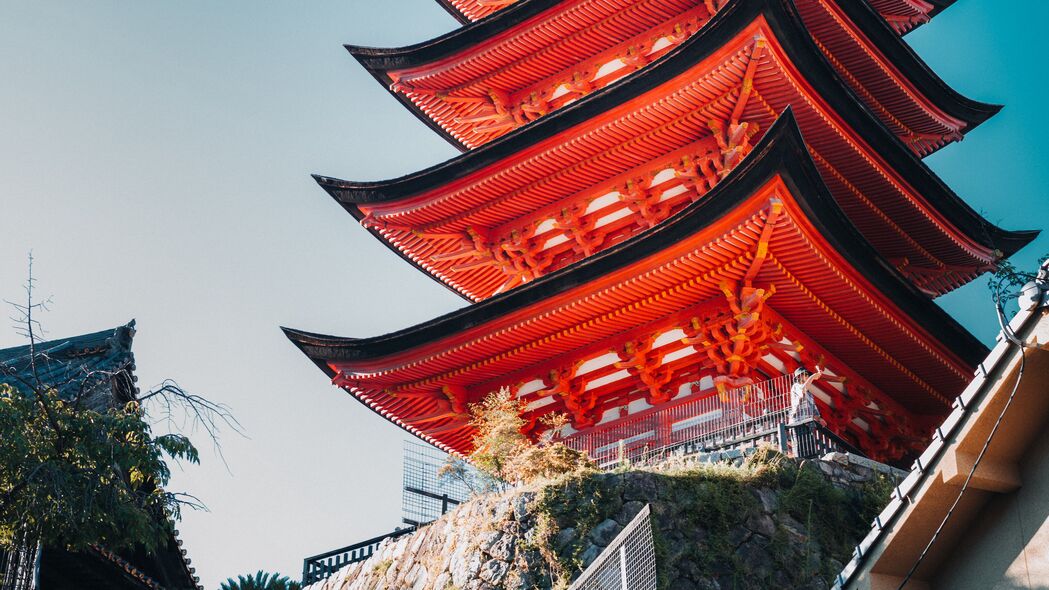 宝塔建筑红色屋顶4K壁纸，3840x2160超清背景图片，免费下载
