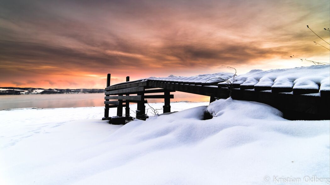 雪映建筑冬韵，云端美景尽享！4K高清壁纸，3840x2160超清下载