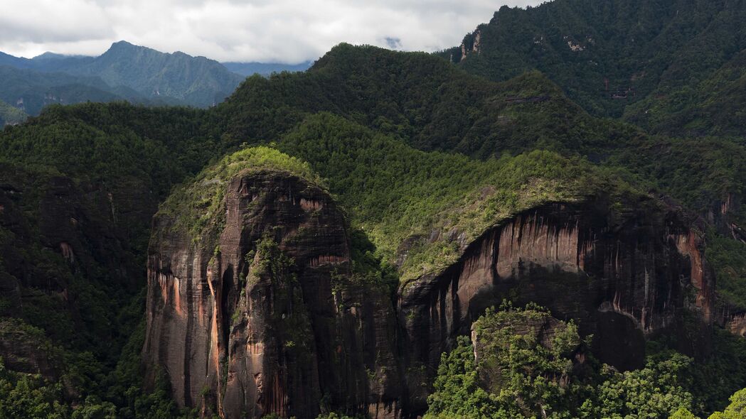 高清4K风景壁纸，岩石山脉、绿意草地与繁茂树木，3840x2160分辨率免费下载