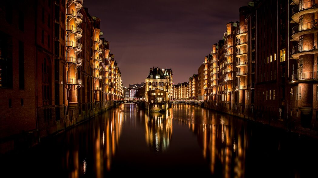 建筑夜景辉光四溢，水波反射梦幻灯光，超清4K壁纸3840x2160下载