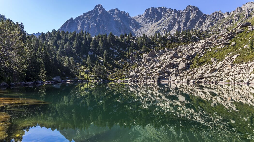 山脉环抱湖泊景，树木倒影映波光——4K高清壁纸（3840x2160）免费下载