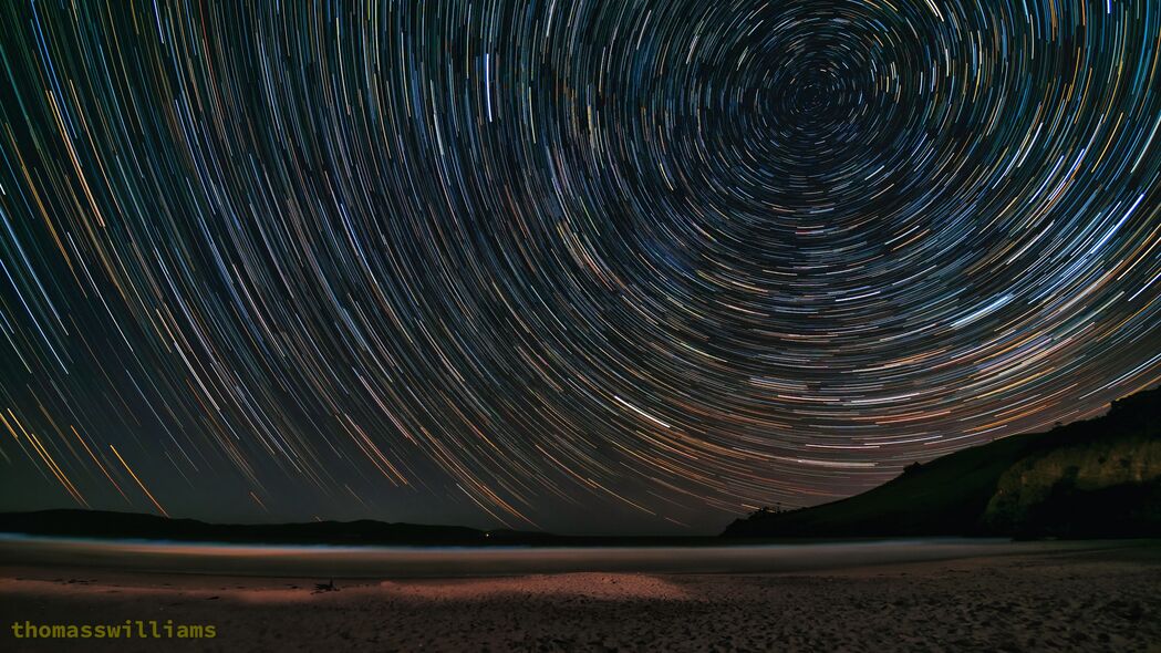 海滩山丘星光璀璨，冰柜灯点缀夜色，超高清4K壁纸3840x2160下载