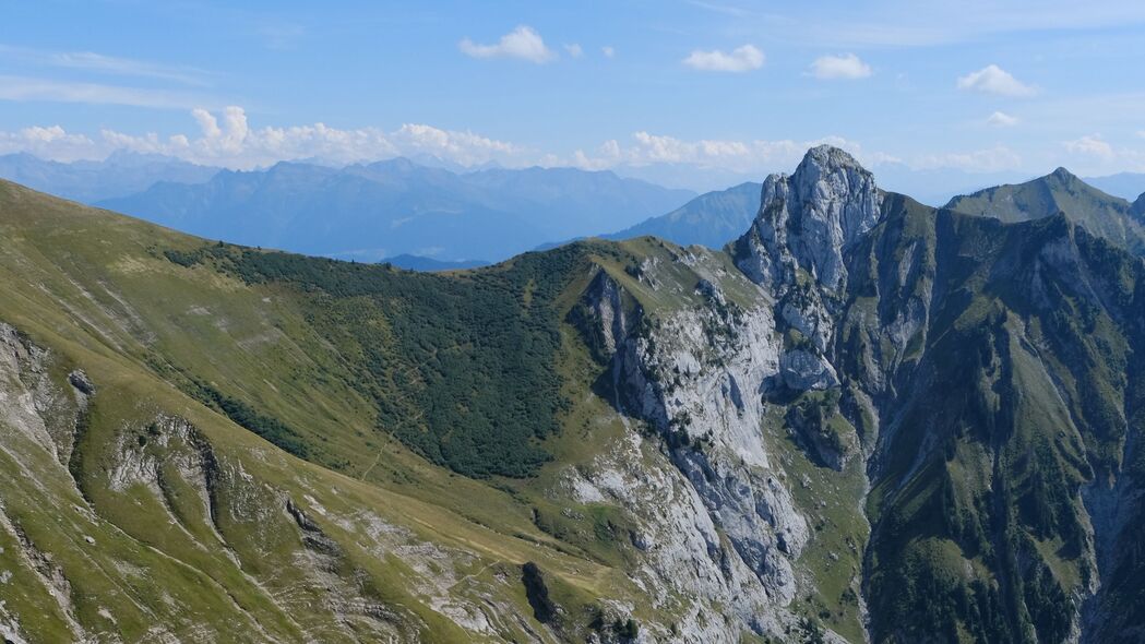 山石斜坡浮雕草景，超清4K壁纸，3840x2160高清下载