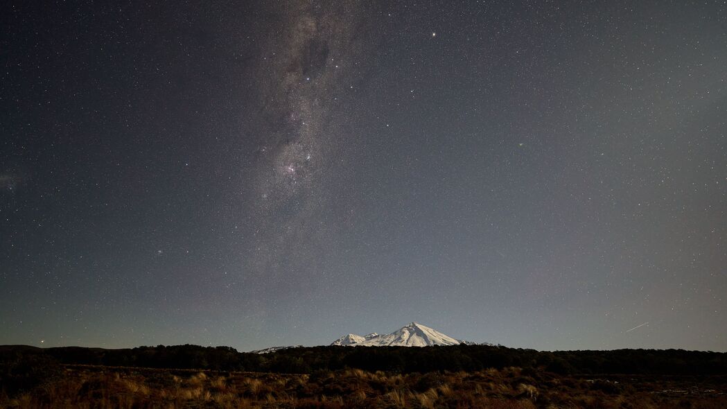 山草银河夜景，绝美4K高清壁纸，3840x2160分辨率，免费下载