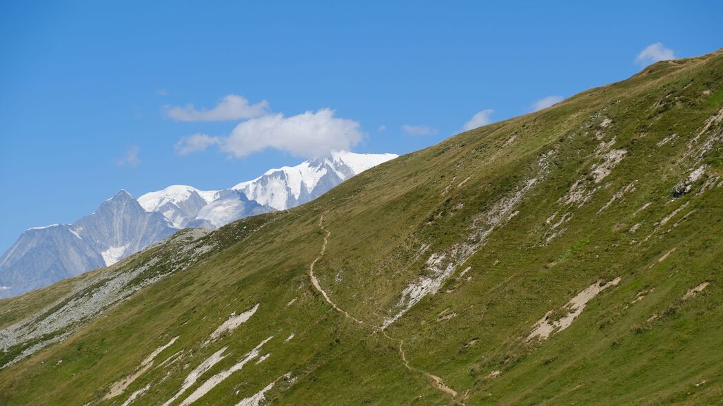 斜坡草雪4K超清壁纸，自然之美，3840x2160高清风景图片下载