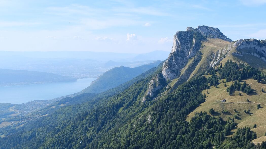 绝美山脉森林4K壁纸，高清树木斜坡草景，3840x2160超清下载