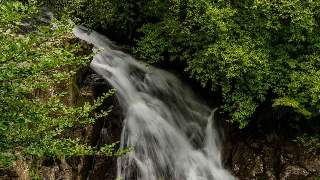 瀑布绿意伴石韵，水波荡漾4K壁纸，高清3840x2160风景壁纸下载
