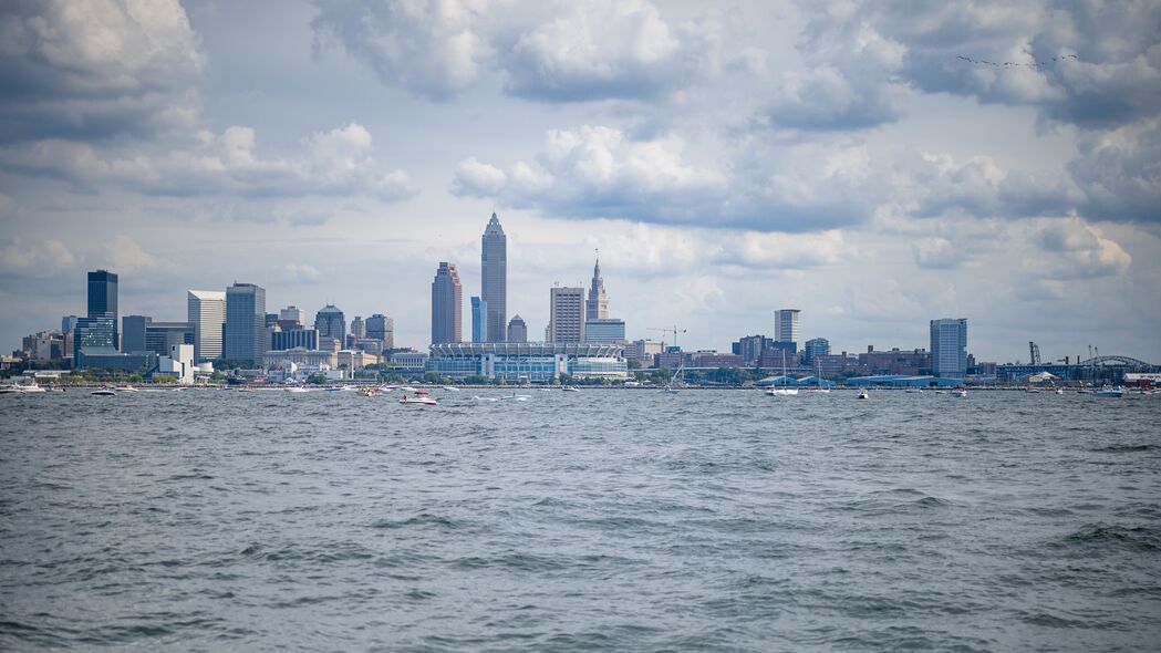 摩天大楼映海景，城市云卷云舒——4K超高清3840x2160建筑风景壁纸下载