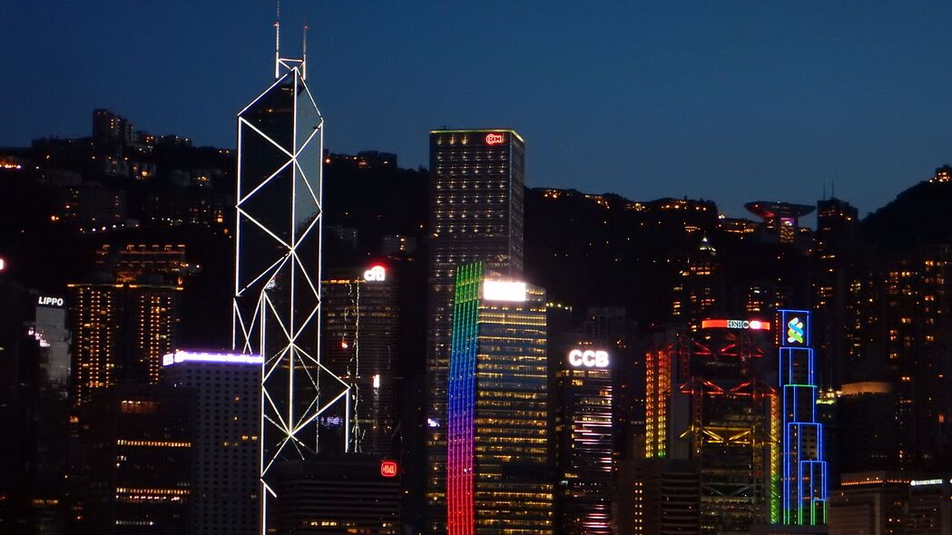 建筑夜景，霓虹线条点亮城市，4K超清壁纸3840x2160免费下载