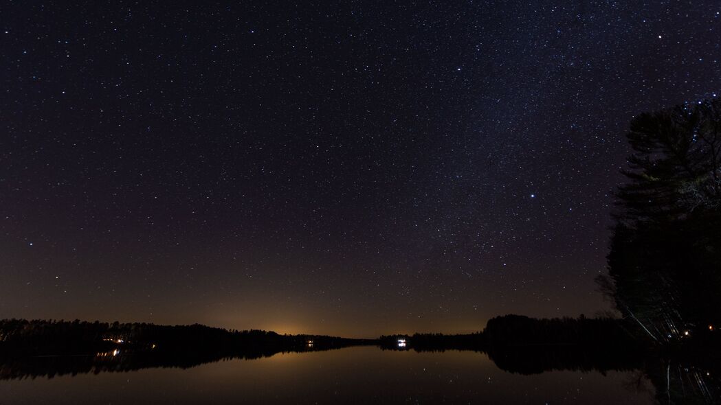树木剪影映湖心，星空璀璨夜未央——4K高清壁纸，3840x2160分辨率免费下载