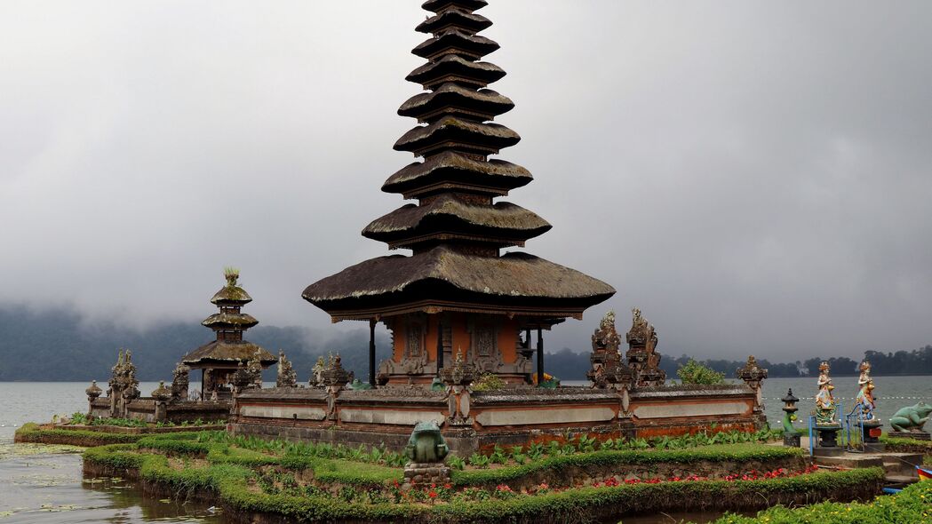 巴厘岛寺庙草地天空美景，高清4K壁纸，3840x2160分辨率，免费下载