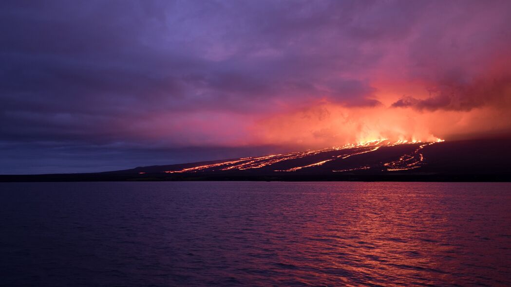 海岛火山熔岩之夜，绝美4K高清壁纸，3840x2160分辨率，免费下载