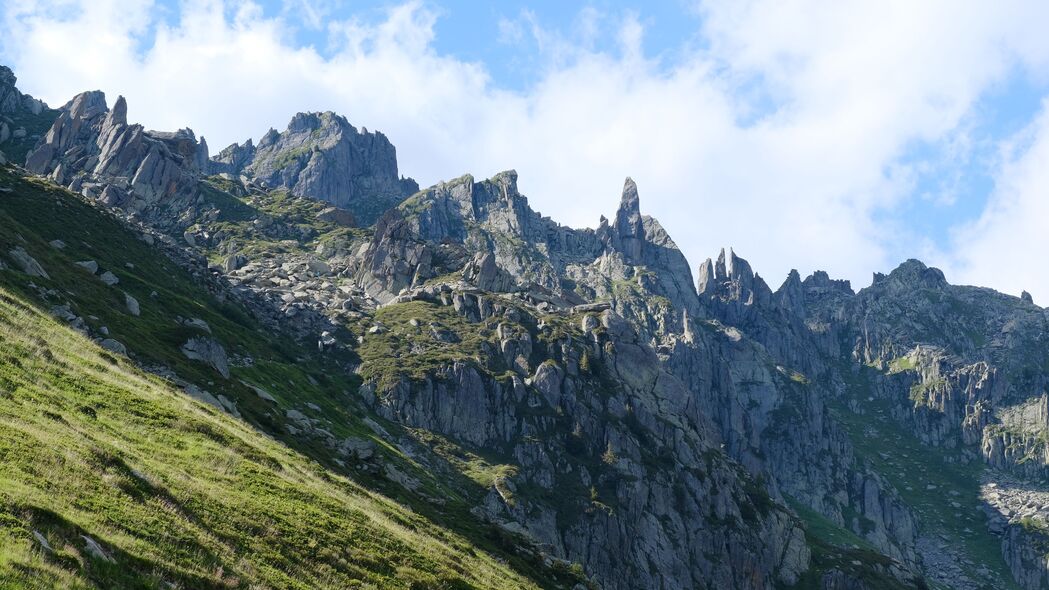 岩石斜坡浮雕之美，自然4K高清壁纸，3840x2160分辨率下载