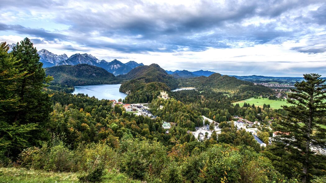 绝美湖泊丘陵山脉风光，树木环抱的自然景观，超清4K壁纸，3840x2160高清下载