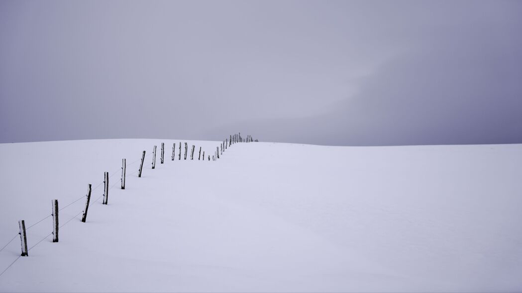 雪野围栏极简白调，4K高清壁纸，3840x2160分辨率免费下载