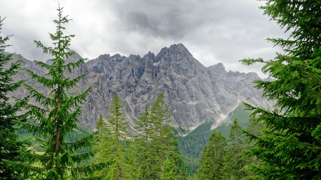 绝美山脉树木4K风景壁纸，高清3840x2160分辨率，免费下载