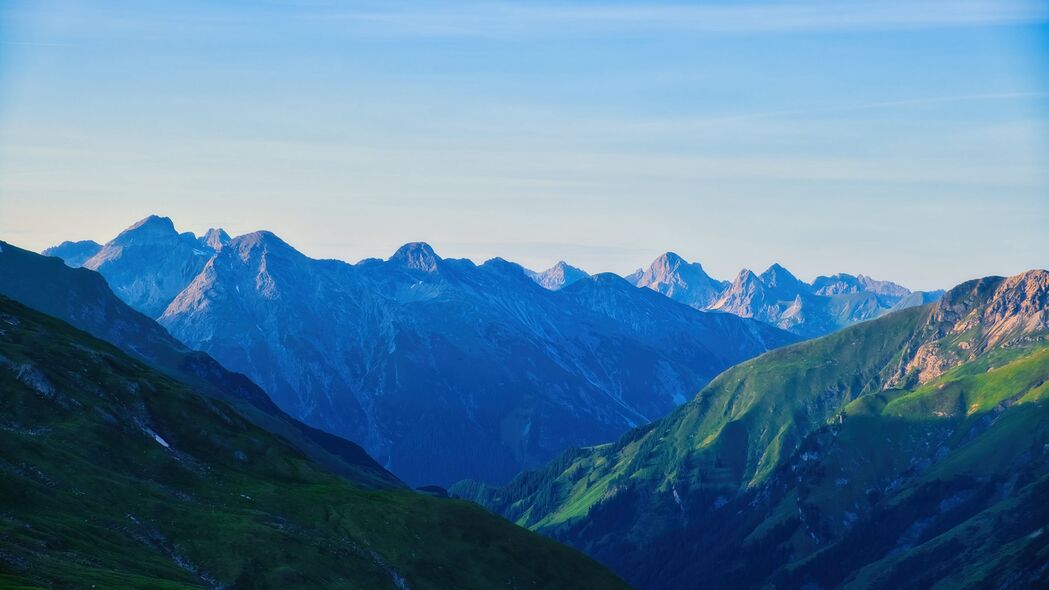 蓝色山脉绝美风景，4K高清自然壁纸，3840x2160分辨率，免费下载