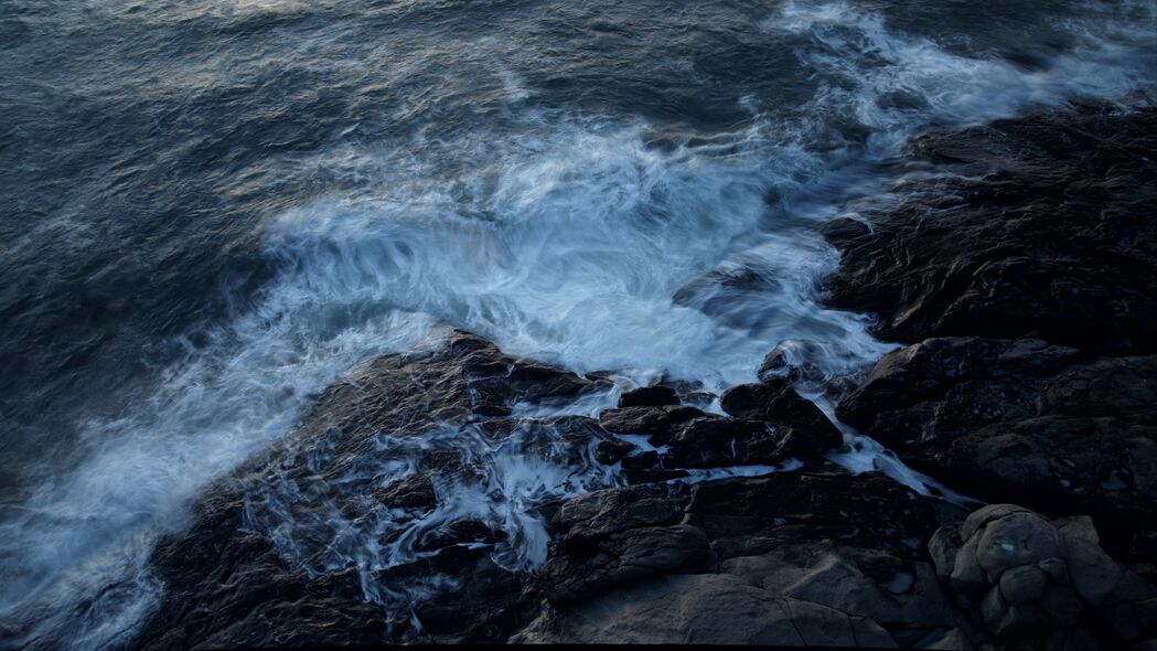 高清海浪泡沫石头4K壁纸，绝美海景，3840x2160超清画质，免费下载