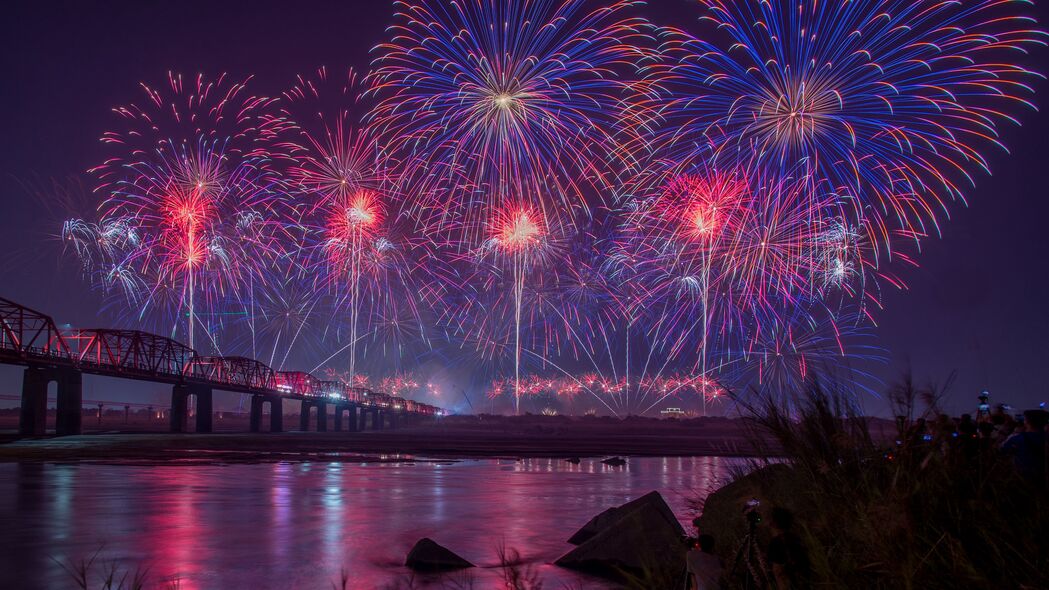 夜晚烟花绽放，桥梁映深色之美，4K高清假期壁纸，3840x2160免费下载