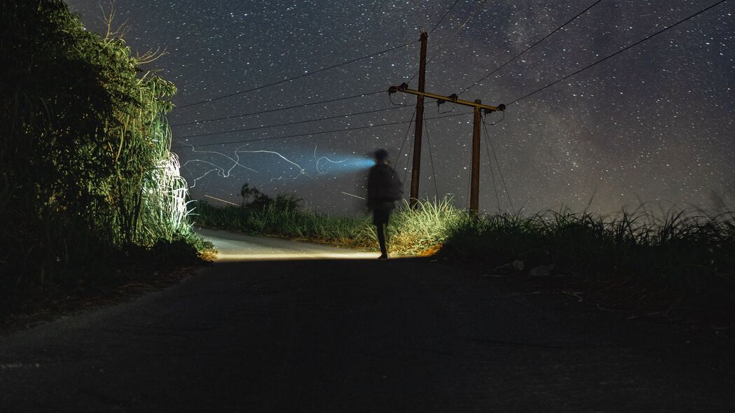 独享夜晚星空之美，高清4K路光人物壁纸，3840x2160分辨率免费下载
