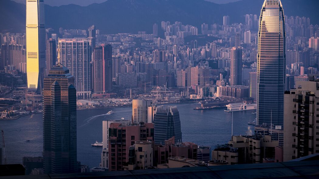 摩天大楼矗立河畔，城市风光尽收眼底——4K超清3840x2160壁纸下载