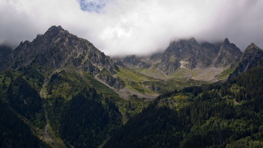 绝美山脉雾景，树木葱茏，4K超清壁纸，3840x2160高清下载