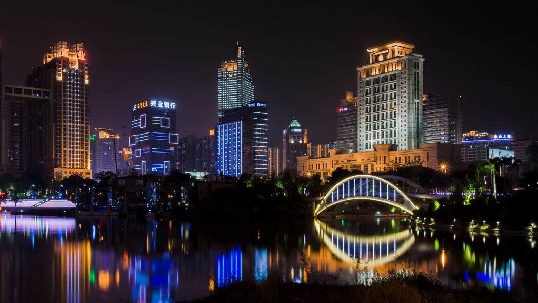 城市夜景4K高清壁纸，建筑桥梁灯光倒影，3840x2160超高清下载