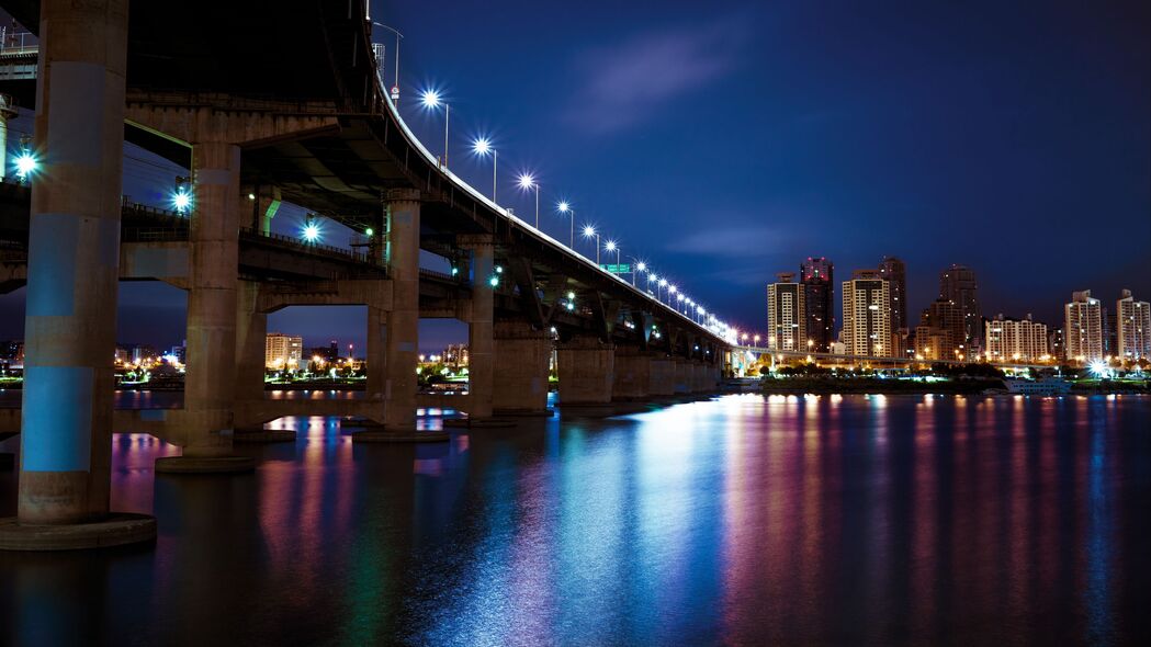 夜晚桥梁灯光反射，高清4K建筑房屋壁纸，3840x2160超清下载