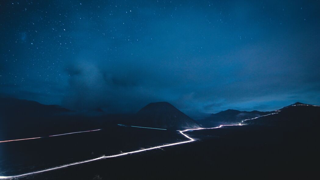 夜晚星空下的火山道路辉光，绝美4K高清壁纸（3840x2160）下载