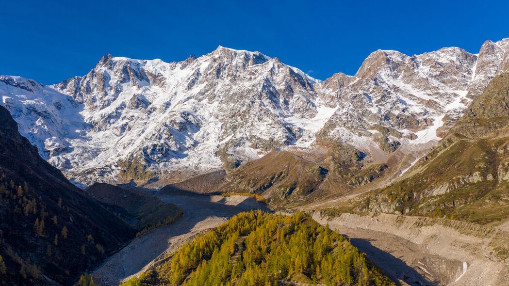 4K超清山脉雪景浮雕壁纸，树木繁茂山谷美景，3840x2160高清下载
