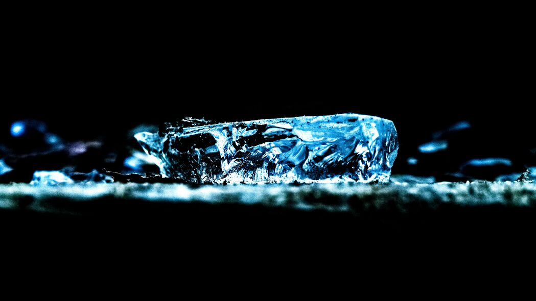 【精选】Ice Macro蓝色黑色4K超高清壁纸，3840x2160分辨率，精美背景图片一键下载
