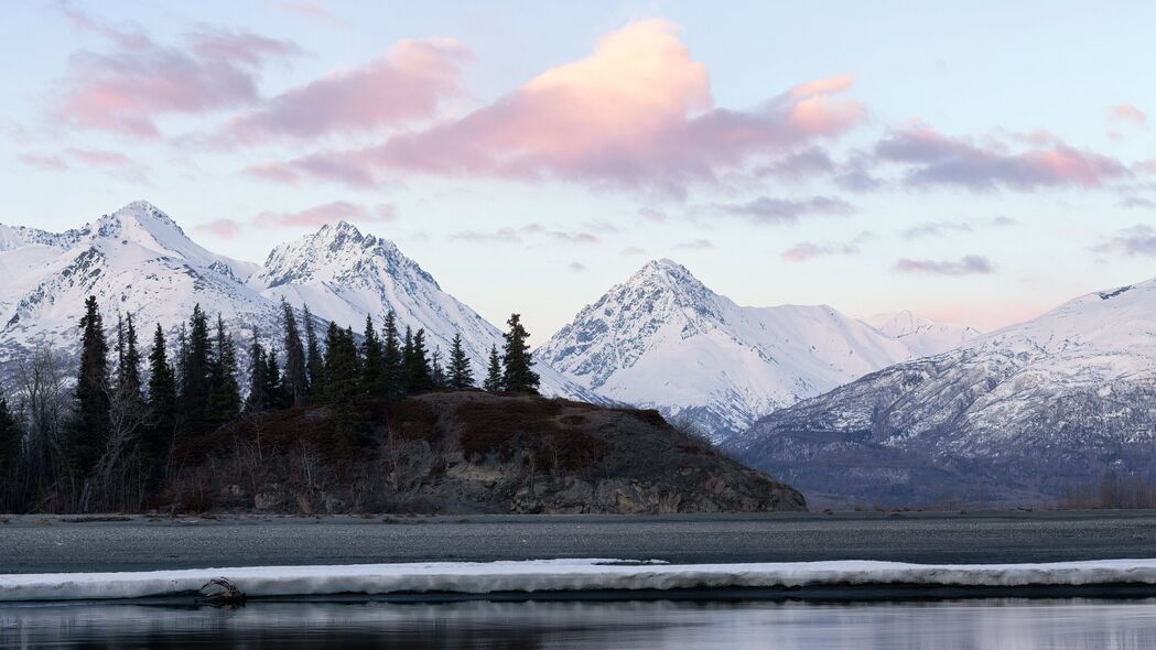 绝美山脉雪景、苍翠树木与壮丽海岸，3840x2160超高清4K风景壁纸下载