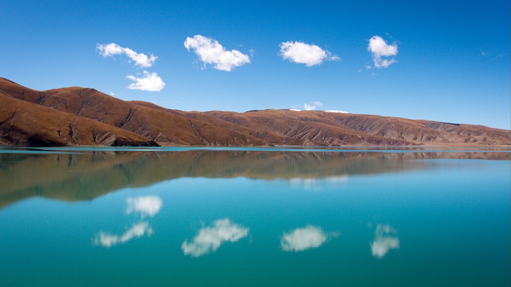 丘陵湖泊映云影，绝美4K壁纸，3840x2160高清风景图片下载