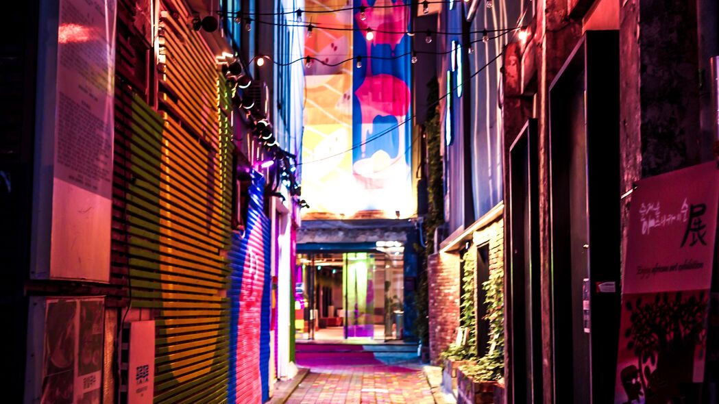 夜晚街道霓虹璀璨，4K高清壁纸下载（3840x2160）