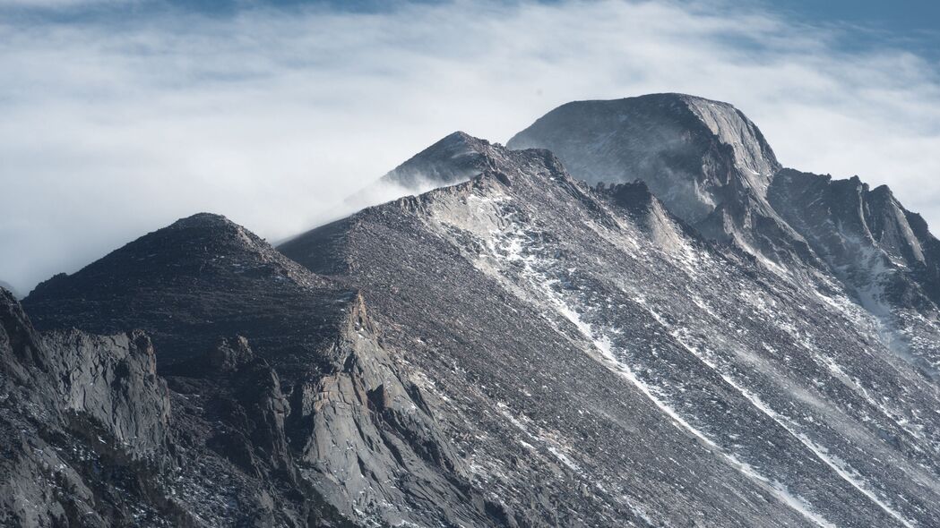 绝美斜坡山景，雾中仙境，4K超清壁纸，3840x2160高清下载