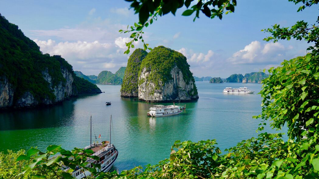 越南海湾岩石海洋美景，高清4K壁纸，船舶植被相映生辉，3840x2160分辨率