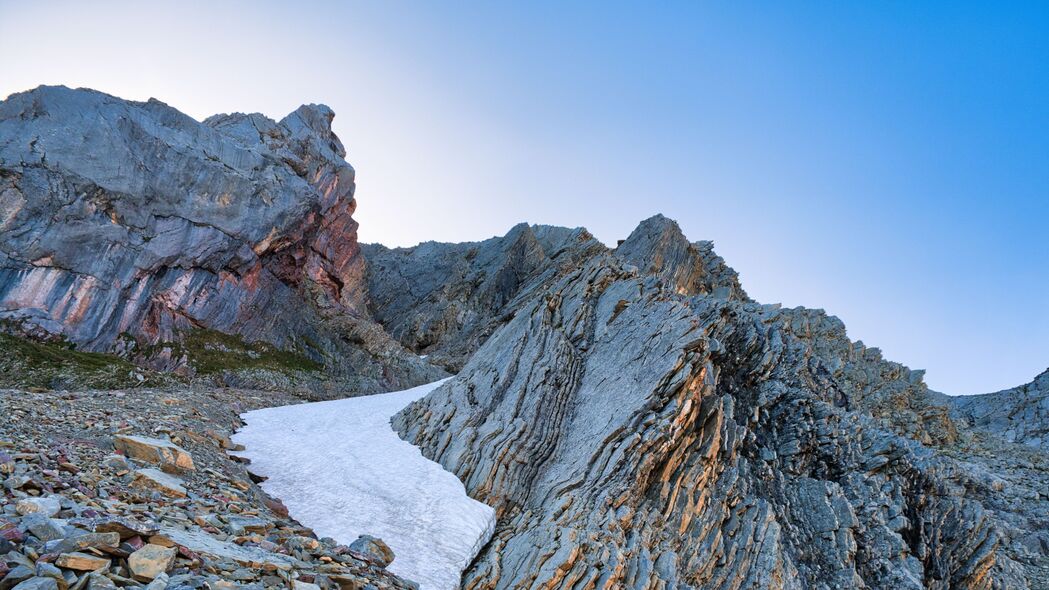 岩石浮雕雪景层次，4K超高清3840x2160风景壁纸，一键下载