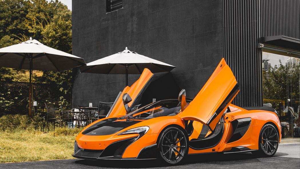 mclaren 675LT蜘蛛版橙色跑车，高清4K壁纸，3840x2160分辨率，免费下载