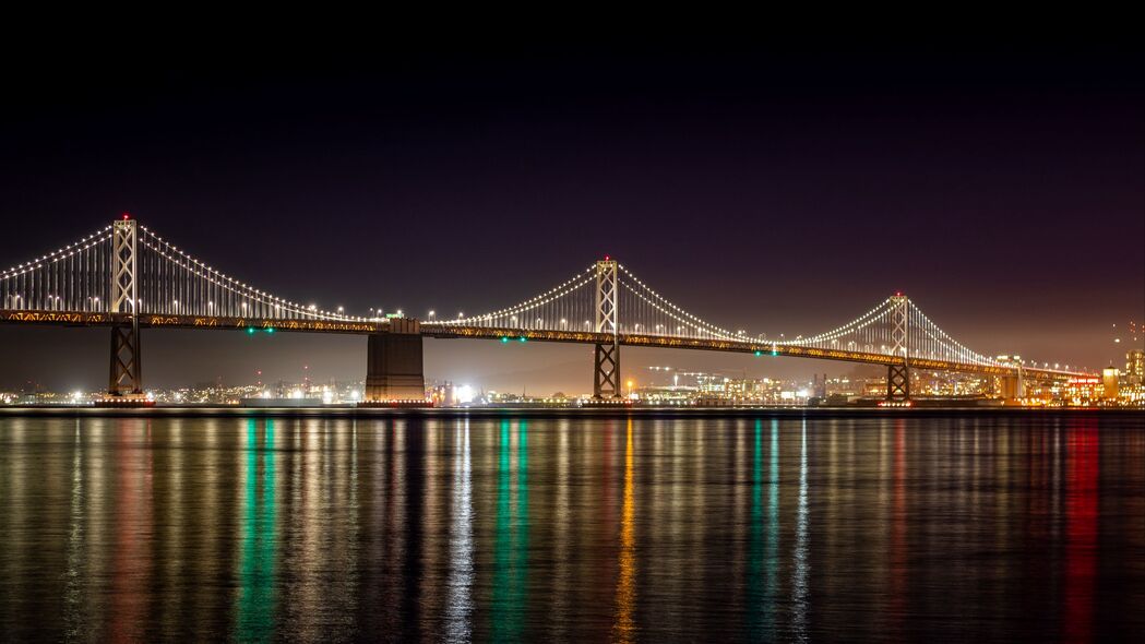 夜晚桥梁灯光璀璨，河流倒影如梦如幻——超清4K壁纸（3840x2160）免费下载