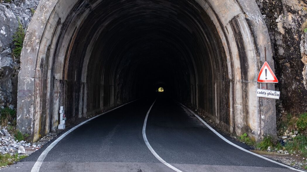 超清4K隧道壁纸，黑暗道路3840x2160高清背景，一键下载