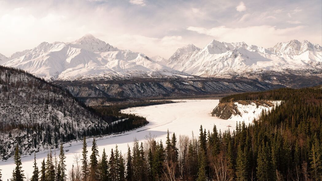 冬季山脉雪景4K高清壁纸，河流树木环绕，3840x2160分辨率下载