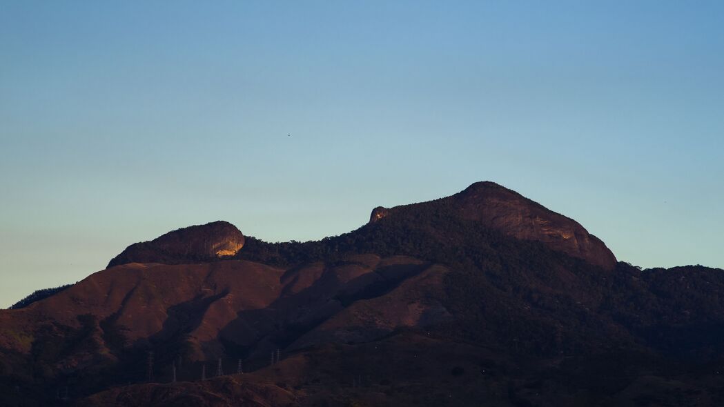 森林山丘石头美景，4K超高清壁纸，3840x2160分辨率，下载即享
