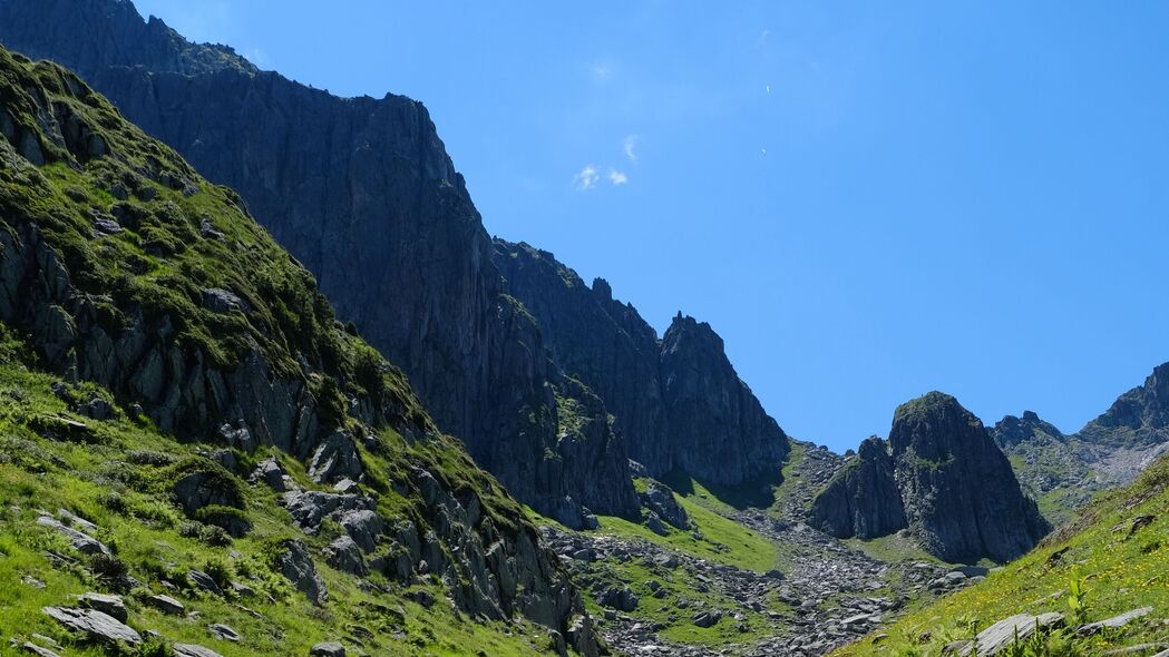 岩石浮雕与斜坡草景，4K高清壁纸，3840x2160分辨率，免费下载